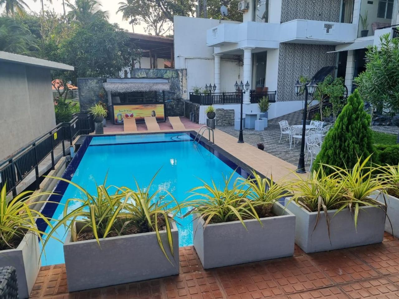 Queens Beach Hotel Tangalle Extérieur photo