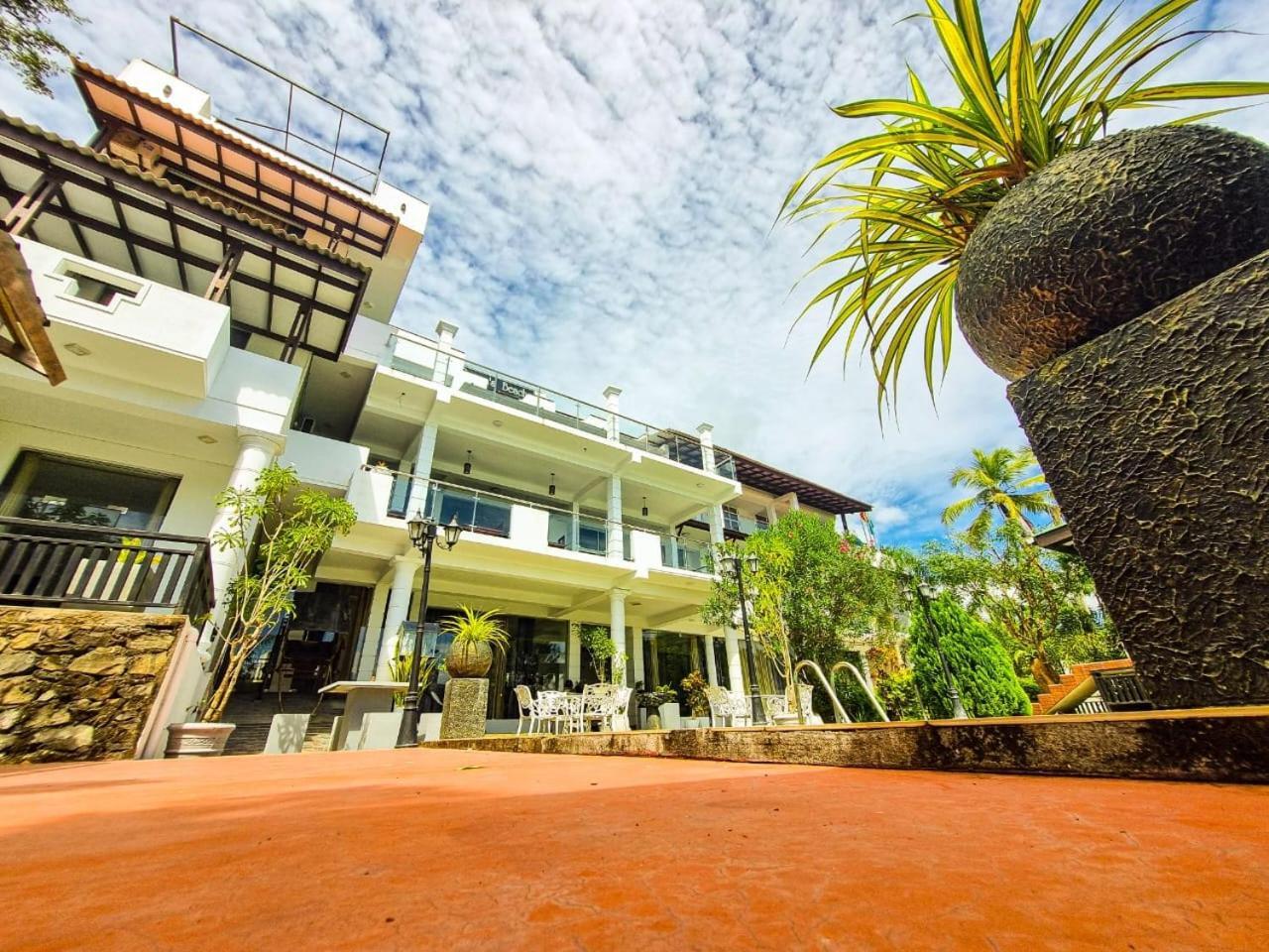 Queens Beach Hotel Tangalle Extérieur photo