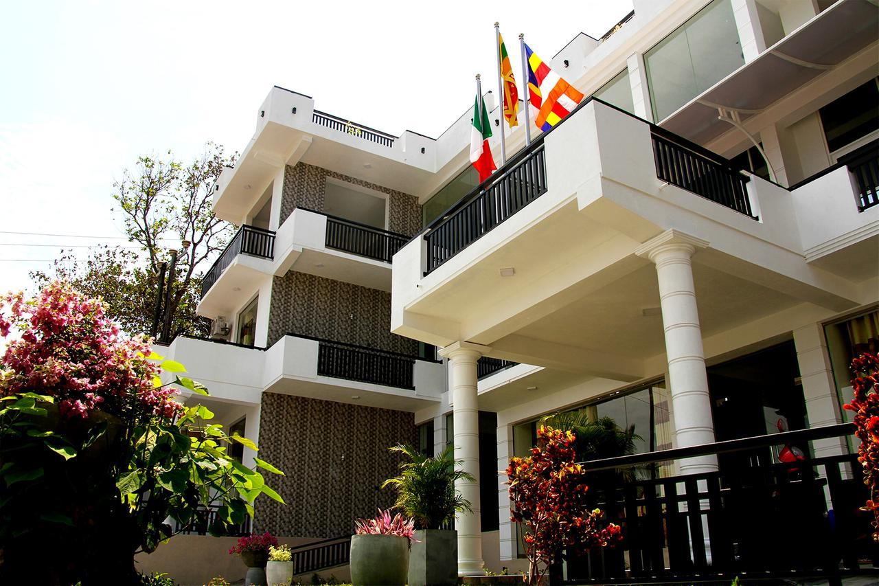 Queens Beach Hotel Tangalle Extérieur photo